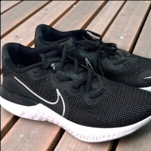 NWOT Men's 9 NIKE RENEW RUN Black White Classic Light Athletic Running Shoes